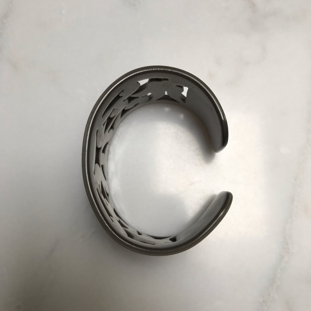 Pewter resin cuff bracelet - Picture 4 of 5